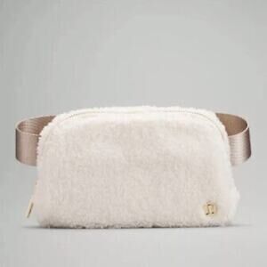 NWT lululemon Everywhere Belt Bag 1L Fleece White Gold